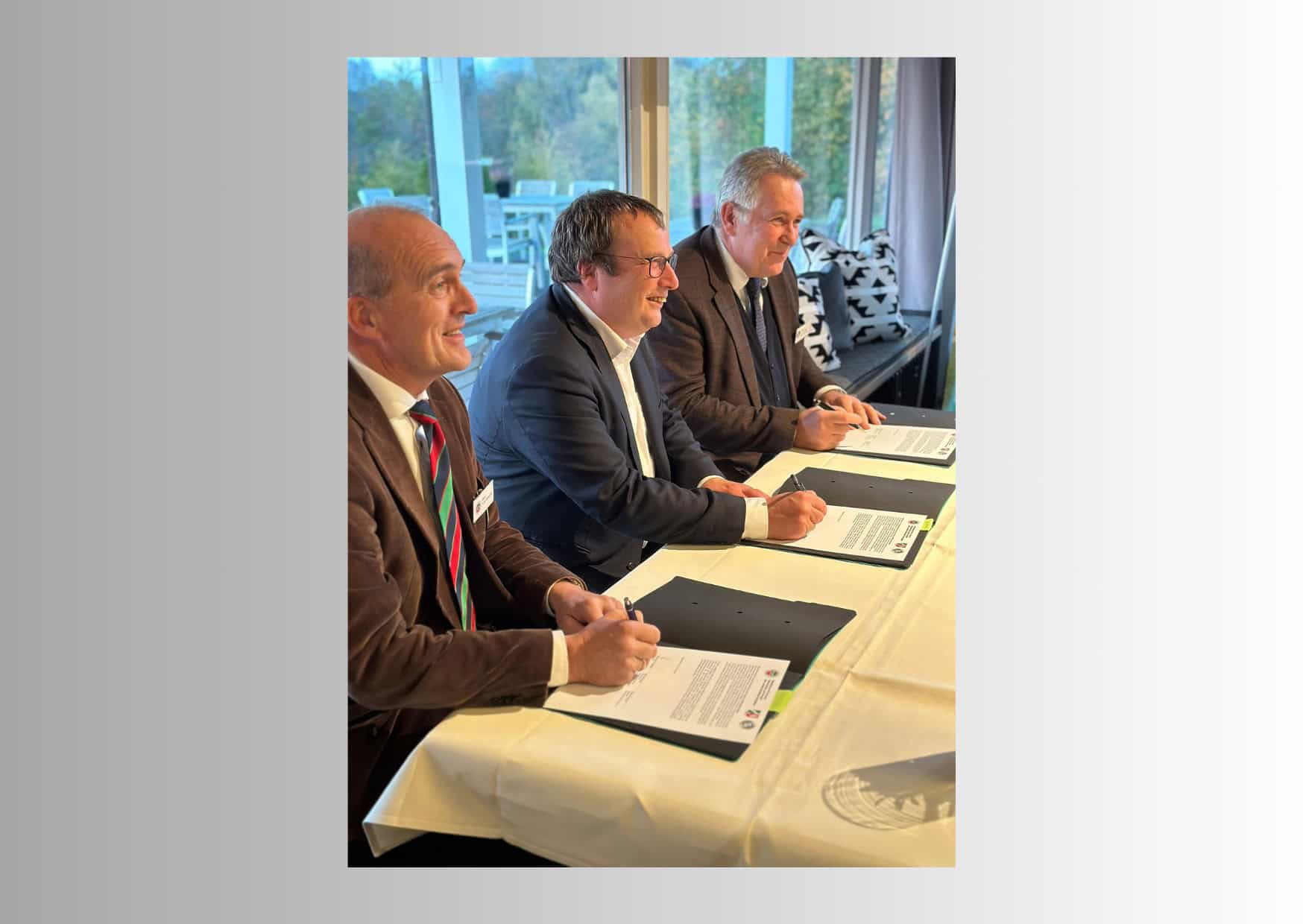 Ekkehart Schieffer vom Golfverband Nordrhein-Westfalen, Minister Oliver Krischer und Claus M. Kobold, Präsident des Deutschen Golf Verbandes bei der Unterzeichnung der Kooperation © GVNRW